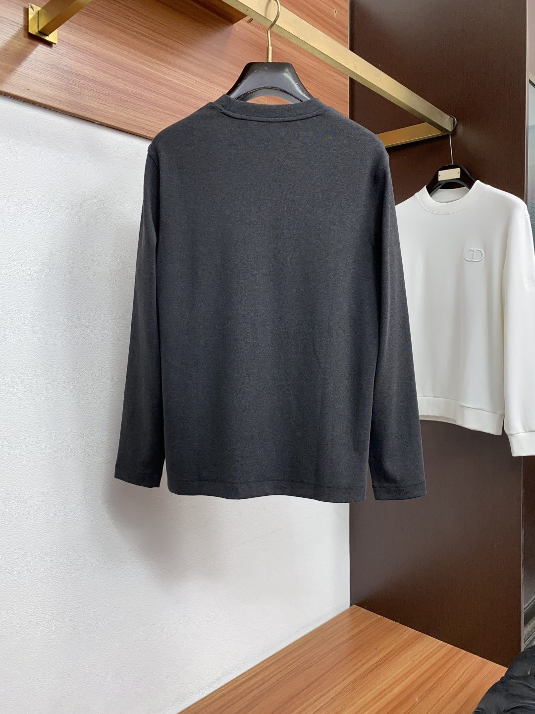 Loro Piana 诺悠翩雅 26SS男士圆领长袖打底衫，精选高支细腻针织面料，顺滑亲肤，弹力适中。简约基础圆领，领口