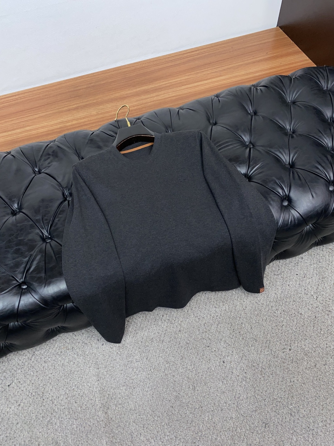 Loro Piana 诺悠翩雅 26SS男士圆领长袖打底衫，精选高支细腻针织面料，顺滑亲肤，弹力适中。简约基础圆领，领口