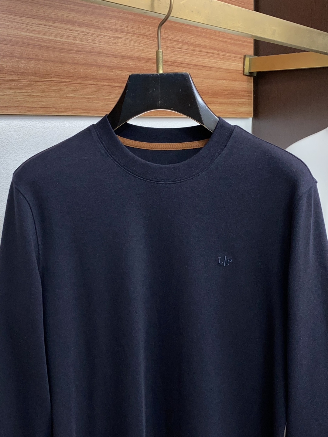 Loro Piana 诺悠翩雅 26SS男士圆领长袖打底衫，精选高支细腻针织面料，顺滑亲肤，弹力适中。简约基础圆领，领口