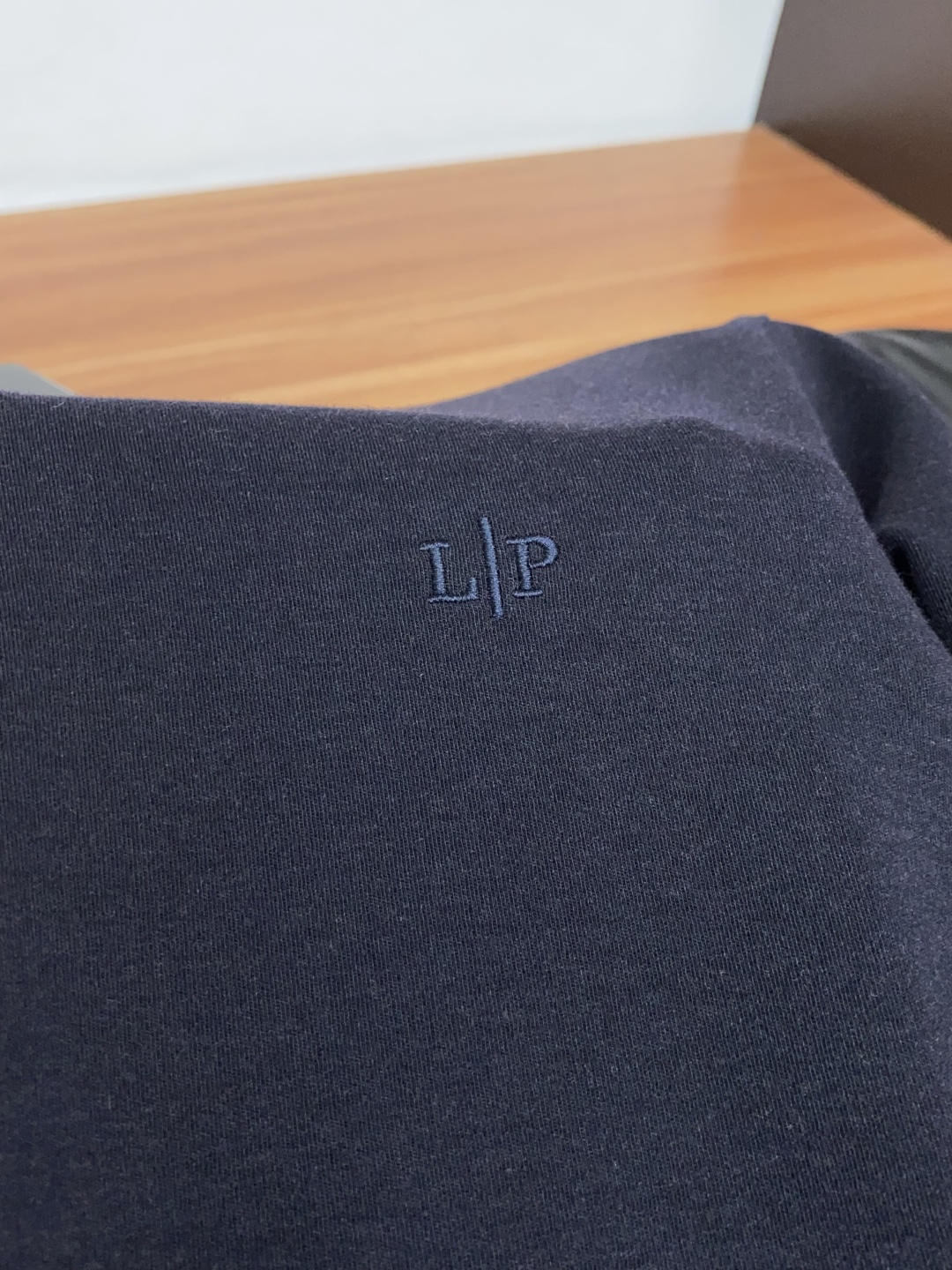 Loro Piana 诺悠翩雅 26SS男士圆领长袖打底衫，精选高支细腻针织面料，顺滑亲肤，弹力适中。简约基础圆领，领口