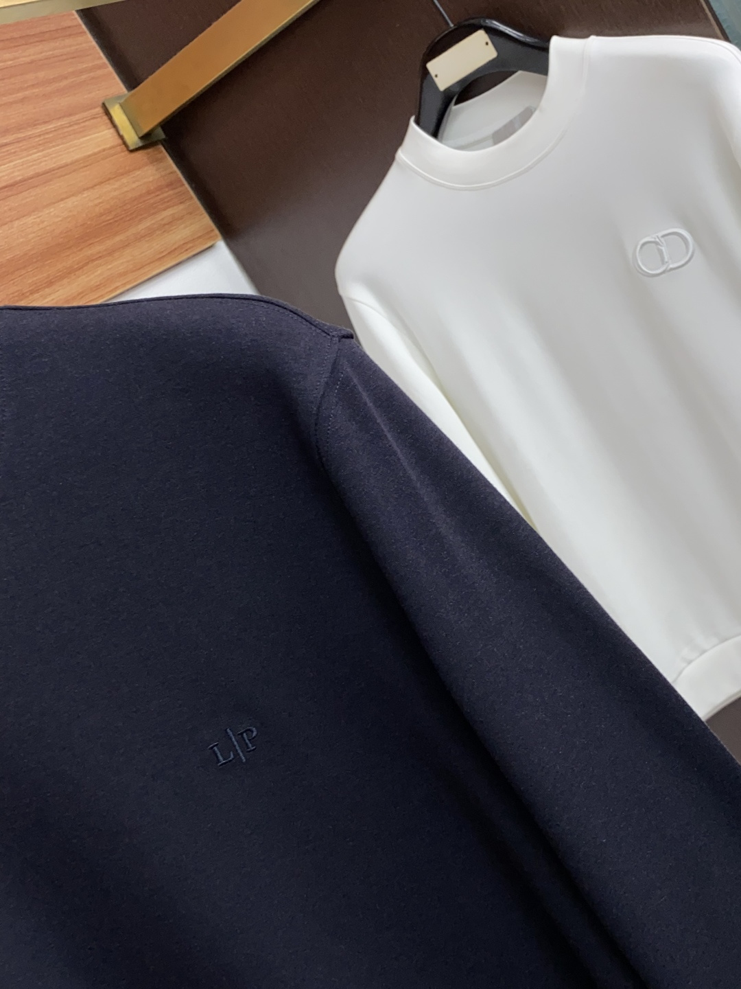 Loro Piana 诺悠翩雅 26SS男士圆领长袖打底衫，精选高支细腻针织面料，顺滑亲肤，弹力适中。简约基础圆领，领口
