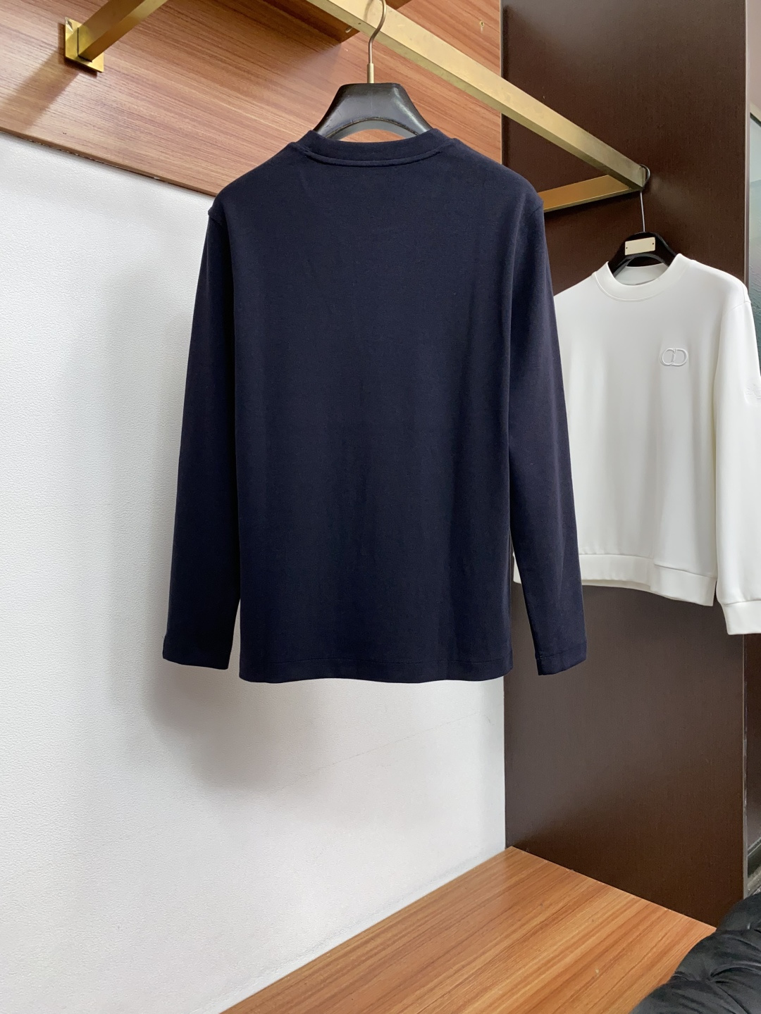Loro Piana 诺悠翩雅 26SS男士圆领长袖打底衫，精选高支细腻针织面料，顺滑亲肤，弹力适中。简约基础圆领，领口