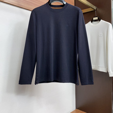 Loro Piana 诺悠翩雅 26SS男士圆领长袖打底衫,精选高支细腻针织面料,顺滑亲肤,弹力适中。简约基础圆领,领口 Loro Piana 诺悠翩雅 26SS男士圆领长袖打底衫,精选高支细腻针织面料,顺滑亲肤,弹力适中。简约基础圆领,领口