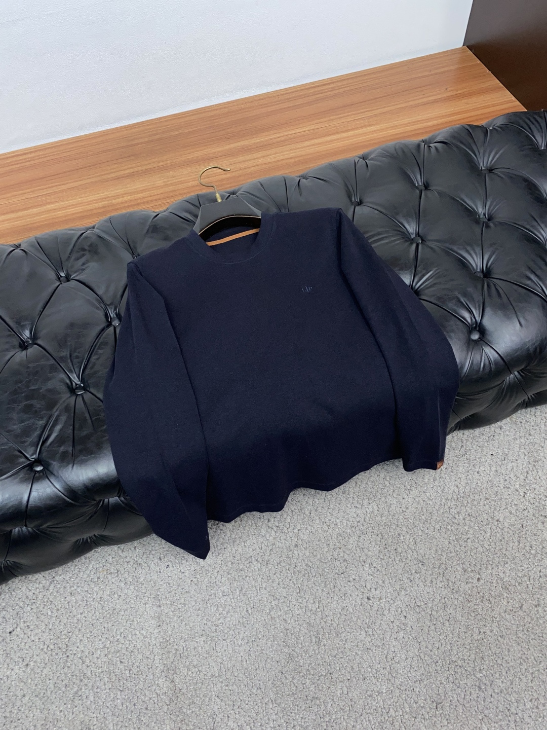Loro Piana 诺悠翩雅 26SS男士圆领长袖打底衫，精选高支细腻针织面料，顺滑亲肤，弹力适中。简约基础圆领，领口