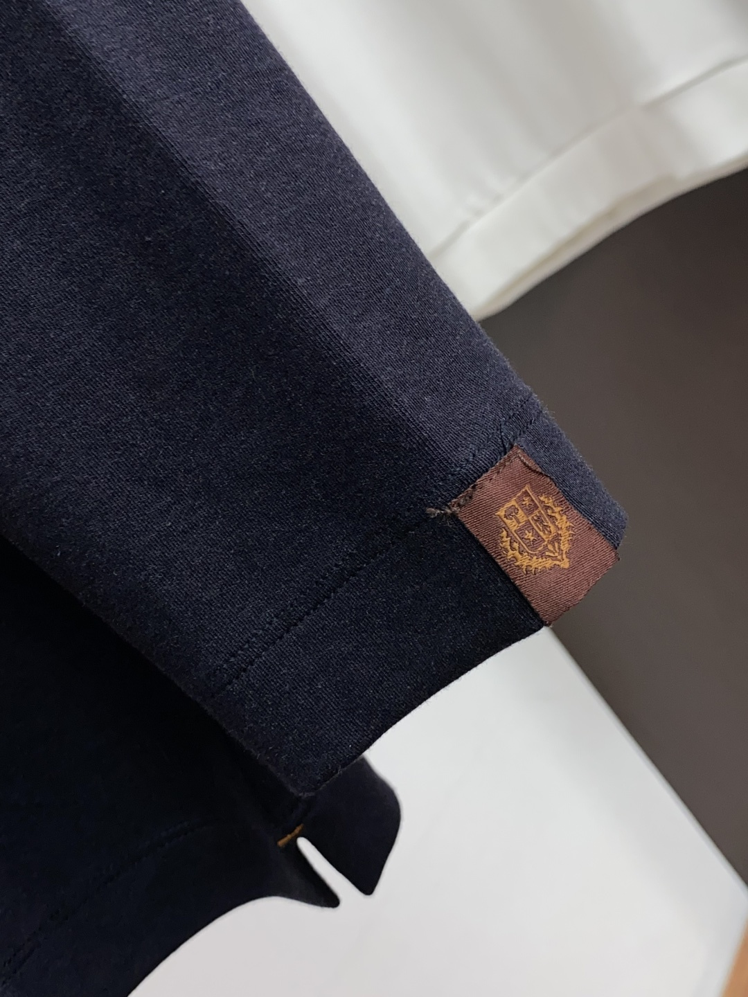 Loro Piana 诺悠翩雅 26SS男士圆领长袖打底衫，精选高支细腻针织面料，顺滑亲肤，弹力适中。简约基础圆领，领口