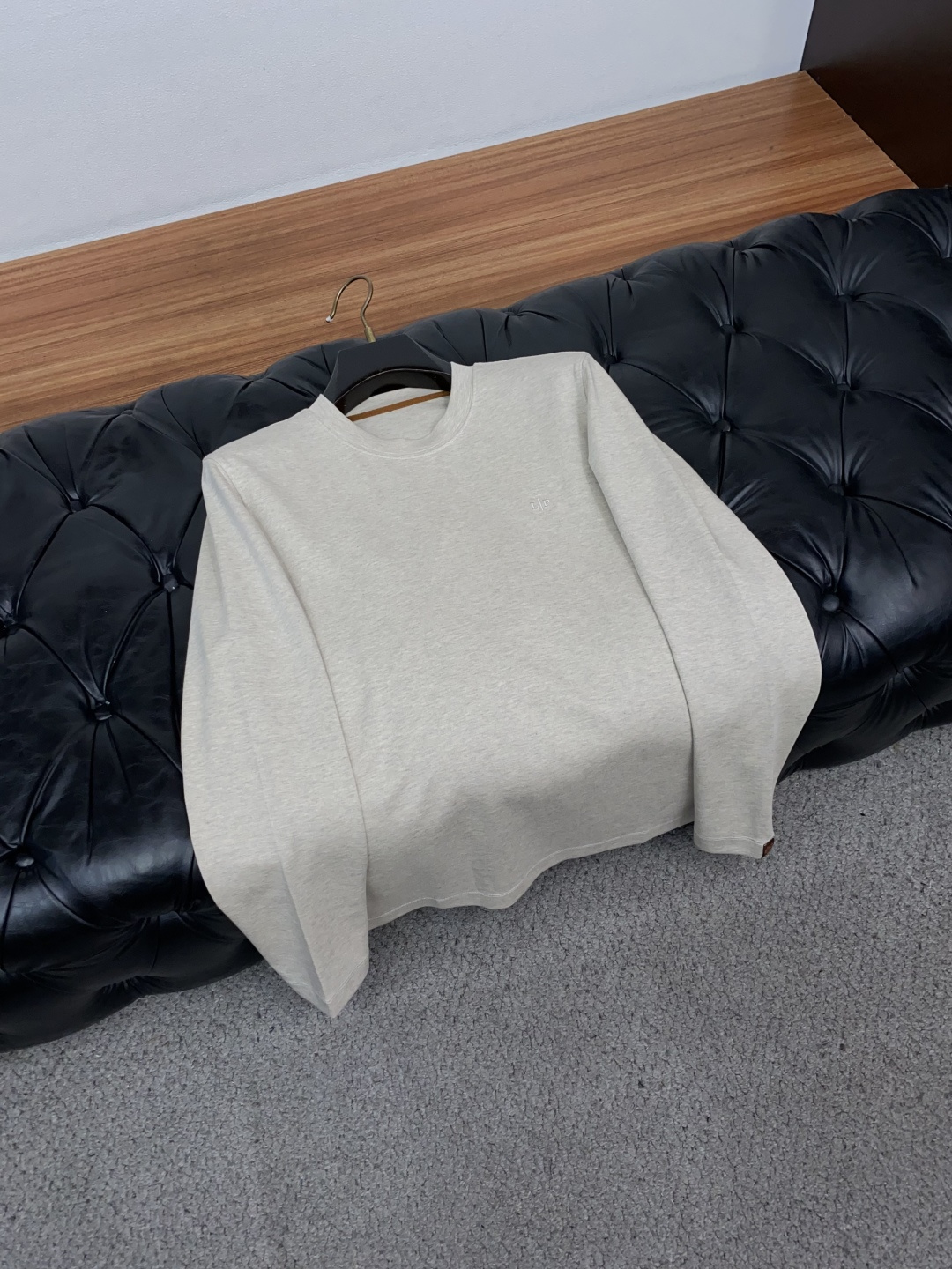 Loro Piana 诺悠翩雅 26SS男士圆领长袖打底衫，精选高支细腻针织面料，顺滑亲肤，弹力适中。简约基础圆领，领口