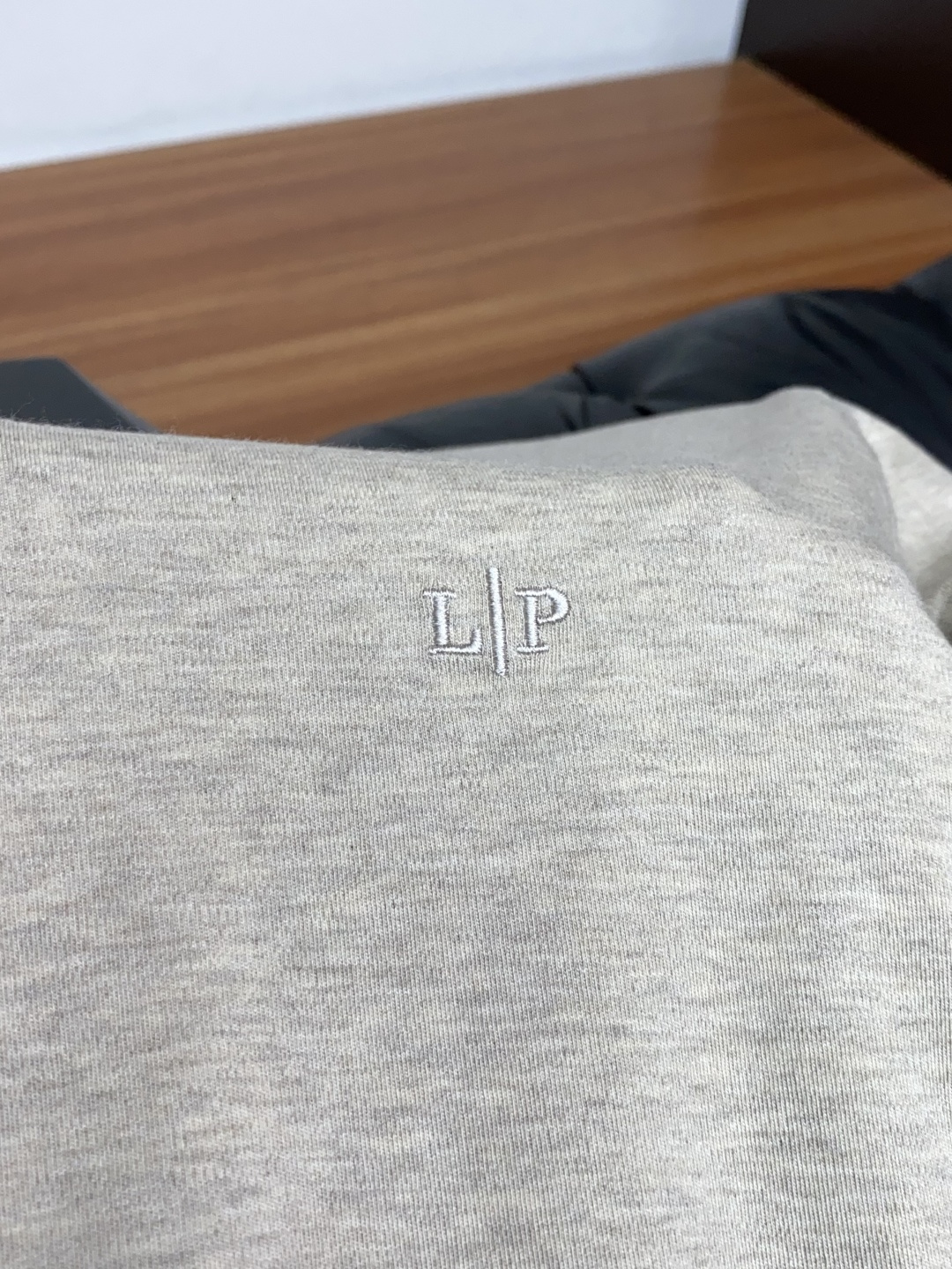 Loro Piana 诺悠翩雅 26SS男士圆领长袖打底衫，精选高支细腻针织面料，顺滑亲肤，弹力适中。简约基础圆领，领口