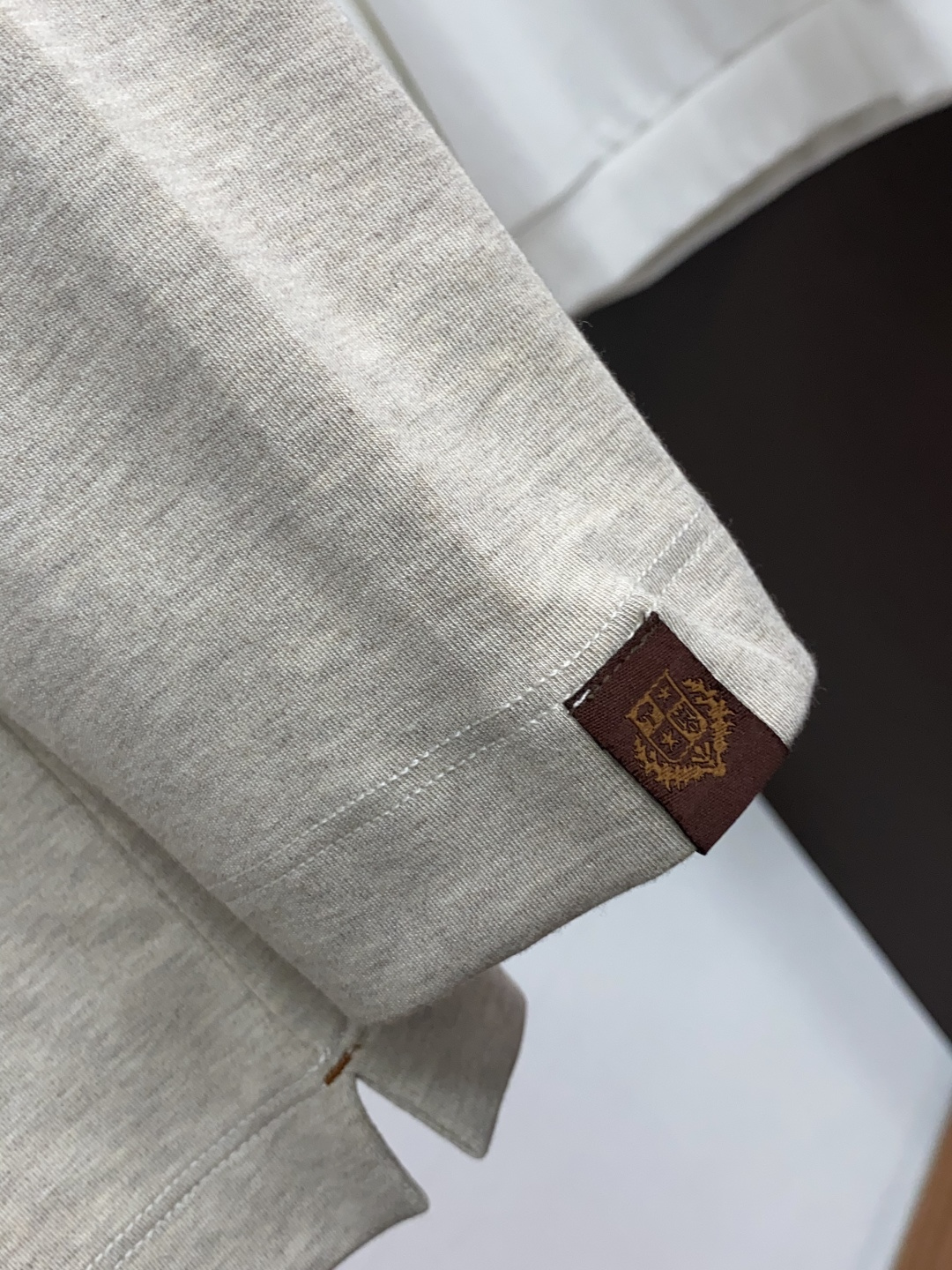 Loro Piana 诺悠翩雅 26SS男士圆领长袖打底衫，精选高支细腻针织面料，顺滑亲肤，弹力适中。简约基础圆领，领口