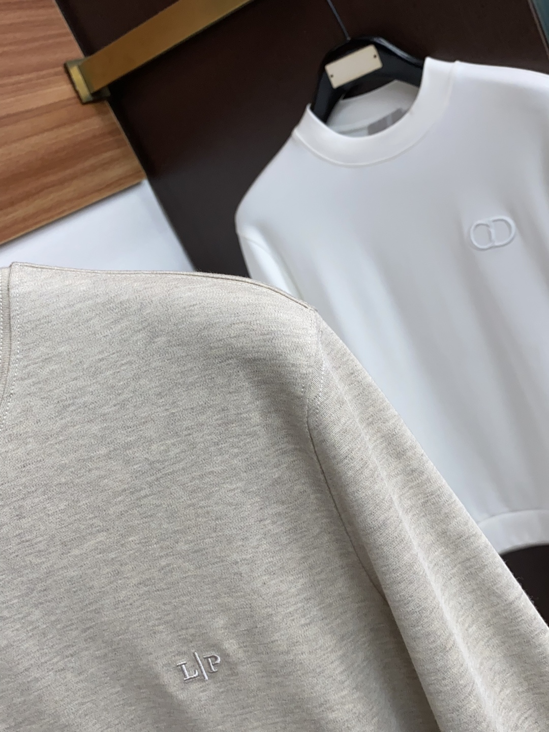 Loro Piana 诺悠翩雅 26SS男士圆领长袖打底衫，精选高支细腻针织面料，顺滑亲肤，弹力适中。简约基础圆领，领口