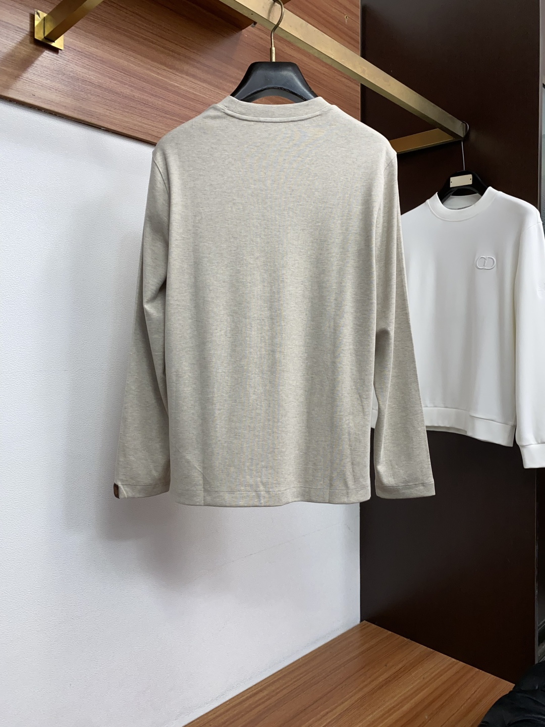 Loro Piana 诺悠翩雅 26SS男士圆领长袖打底衫，精选高支细腻针织面料，顺滑亲肤，弹力适中。简约基础圆领，领口