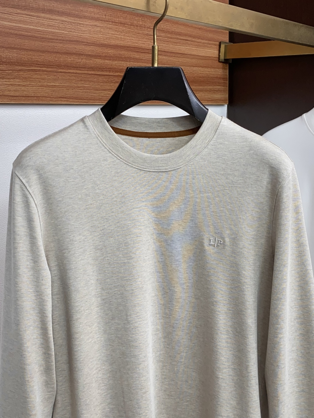 Loro Piana 诺悠翩雅 26SS男士圆领长袖打底衫，精选高支细腻针织面料，顺滑亲肤，弹力适中。简约基础圆领，领口