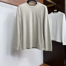 Loro Piana 诺悠翩雅 26SS男士圆领长袖打底衫,精选高支细腻针织面料,顺滑亲肤,弹力适中。简约基础圆领,领口 Loro Piana 诺悠翩雅 26SS男士圆领长袖打底衫,精选高支细腻针织面料,顺滑亲肤,弹力适中。简约基础圆领,领口