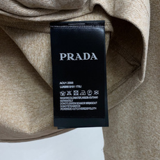 普拉达 PRADA26秋冬爆款打底衫 男士简约圆领长袖针织打底,合身微宽松版型。秋冬高品质刚需打底,甄选驼绒蚕丝双料混纺 普拉达 PRADA26秋冬爆款打底衫 男士简约圆领长袖针织打底,合身微宽松版型。秋冬高品质刚需打底,甄选驼绒蚕丝双料混纺