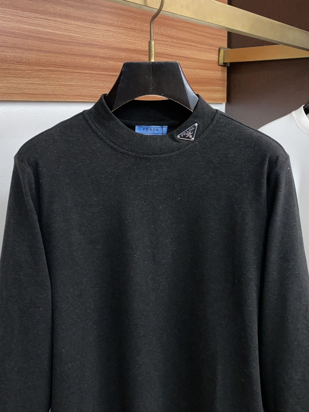 普拉达 PRADA26秋冬爆款打底衫 男士简约圆领长袖针织打底,合身微宽松版型。秋冬高品质刚需打底,甄选驼绒蚕丝双料混纺 普拉达 PRADA26秋冬爆款打底衫 男士简约圆领长袖针织打底,合身微宽松版型。秋冬高品质刚需打底,甄选驼绒蚕丝双料混纺