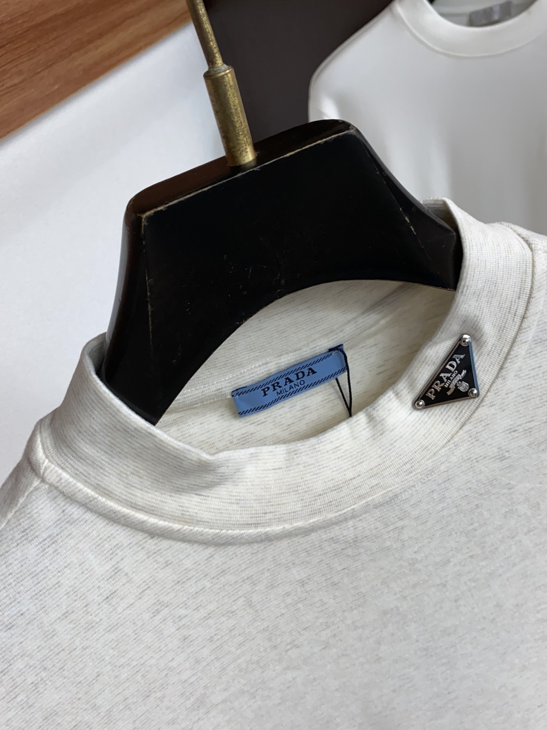 普拉达 PRADA26秋冬爆款打底衫 男士简约圆领长袖针织打底,合身微宽松版型。秋冬高品质刚需打底,甄选驼绒蚕丝双料混纺 普拉达 PRADA26秋冬爆款打底衫 男士简约圆领长袖针织打底,合身微宽松版型。秋冬高品质刚需打底,甄选驼绒蚕丝双料混纺