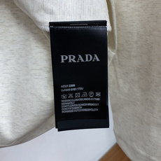 普拉达 PRADA26秋冬爆款打底衫 男士简约圆领长袖针织打底,合身微宽松版型。秋冬高品质刚需打底,甄选驼绒蚕丝双料混纺 普拉达 PRADA26秋冬爆款打底衫 男士简约圆领长袖针织打底,合身微宽松版型。秋冬高品质刚需打底,甄选驼绒蚕丝双料混纺