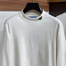 普拉达 PRADA26秋冬爆款打底衫 男士简约圆领长袖针织打底,合身微宽松版型。秋冬高品质刚需打底,甄选驼绒蚕丝双料混纺 普拉达 PRADA26秋冬爆款打底衫 男士简约圆领长袖针织打底,合身微宽松版型。秋冬高品质刚需打底,甄选驼绒蚕丝双料混纺
