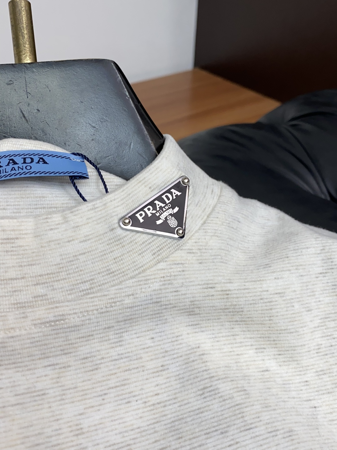 普拉达 PRADA26秋冬爆款打底衫 男士简约圆领长袖针织打底,合身微宽松版型。秋冬高品质刚需打底,甄选驼绒蚕丝双料混纺 普拉达 PRADA26秋冬爆款打底衫 男士简约圆领长袖针织打底,合身微宽松版型。秋冬高品质刚需打底,甄选驼绒蚕丝双料混纺
