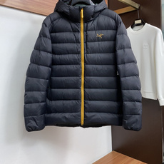始祖鸟 M-3xL 2026ss新款发布羽绒夹克外套,秋冬季爆款外套,经典设计 90白鸭羽绒填冲穿上就是舒适自在又显瘦的 始祖鸟 M-3xL 2026ss新款发布羽绒夹克外套,秋冬季爆款外套,经典设计 90白鸭羽绒填冲穿上就是舒适自在又显瘦的