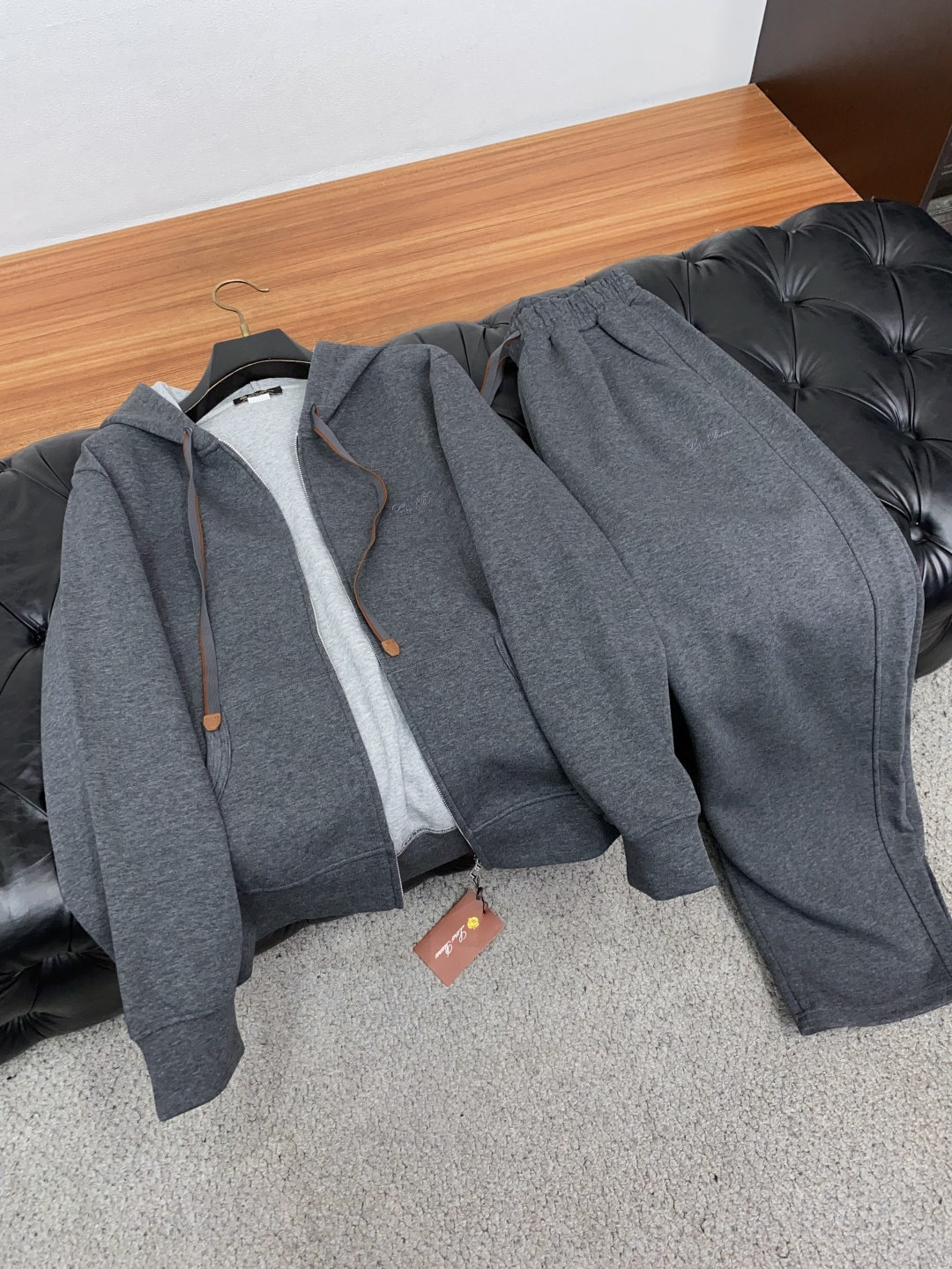 Loro Piana 诺悠翩雅 码数 M-3xL 一套出售，不拆卖 时尚长袖连帽外套套装，，， 臻选高端弹力纯棉棉面料，