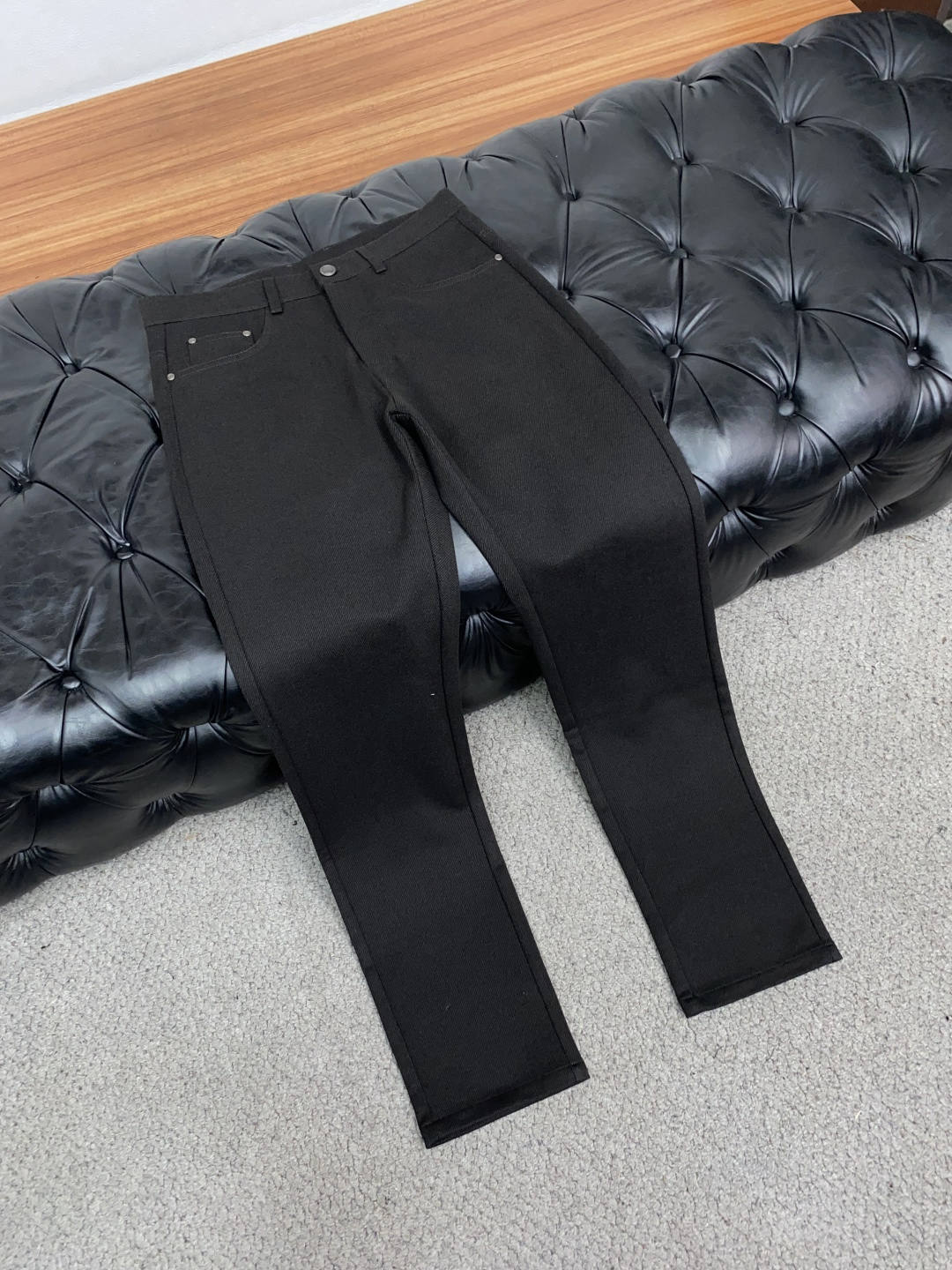 杰尼亚 29-ss 秋冬 新品 意大利风格男装品牌，皮牌logo标识 。 品牌主打男士休闲裤，五袋商务版型 面料偏柔软，