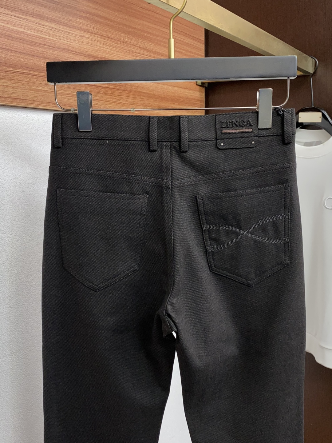 杰尼亚 29-ss 秋冬 新品 意大利风格男装品牌，皮牌logo标识 。 品牌主打男士休闲裤，五袋商务版型 面料偏柔软，