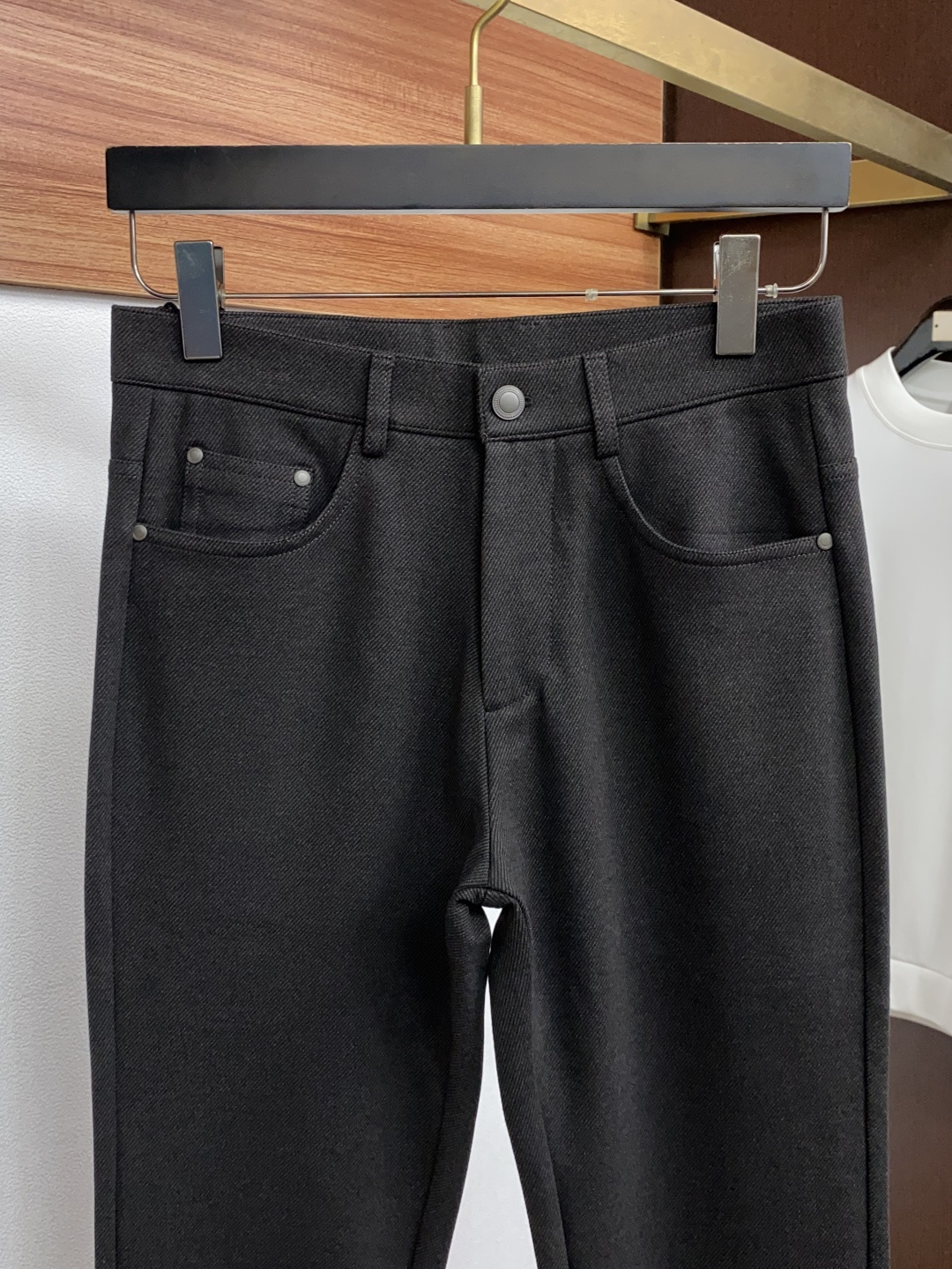 杰尼亚 29-ss 秋冬 新品 意大利风格男装品牌，皮牌logo标识 。 品牌主打男士休闲裤，五袋商务版型 面料偏柔软，