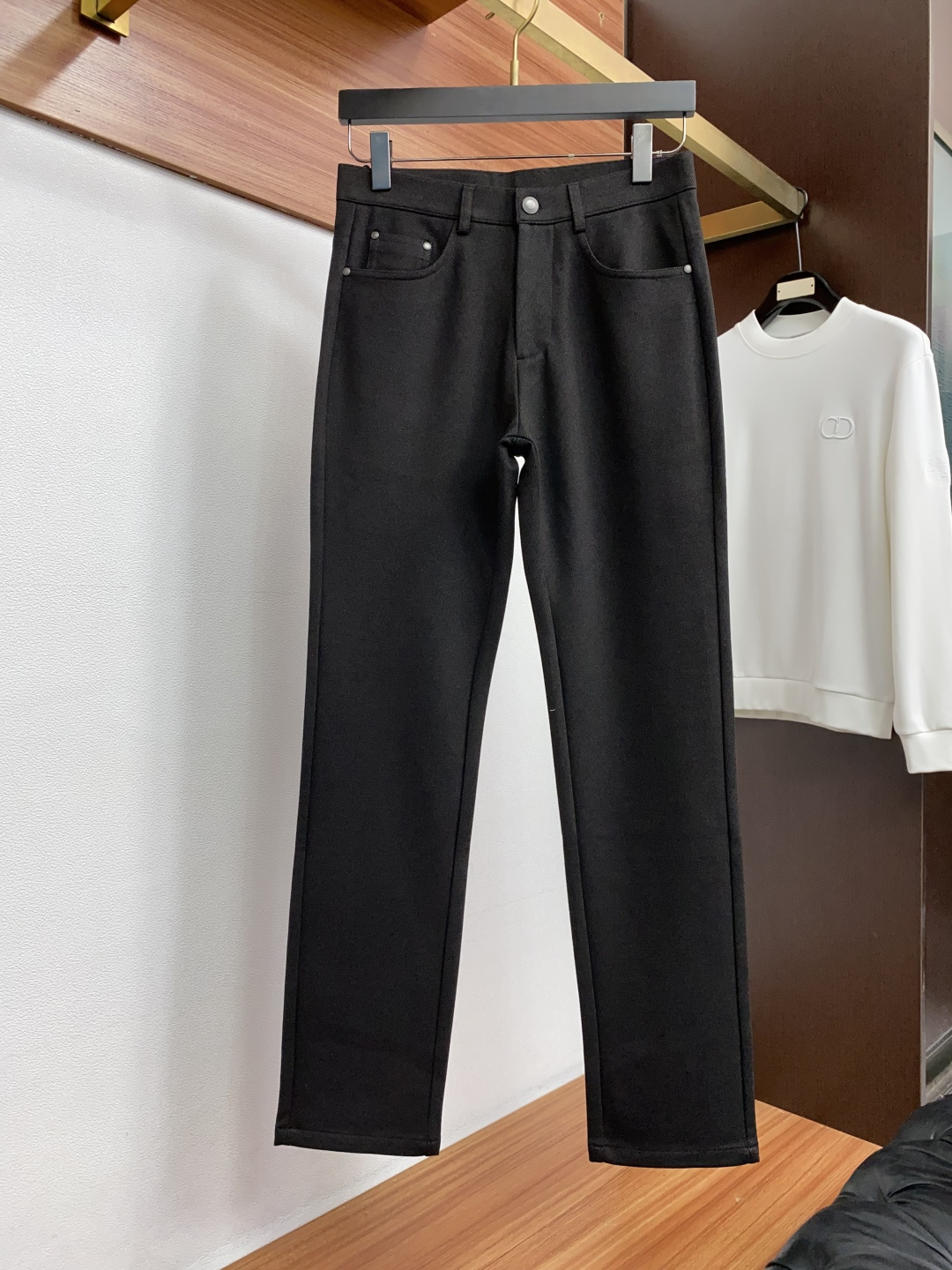 杰尼亚 29-ss 秋冬 新品 意大利风格男装品牌，皮牌logo标识 。 品牌主打男士休闲裤，五袋商务版型 面料偏柔软，