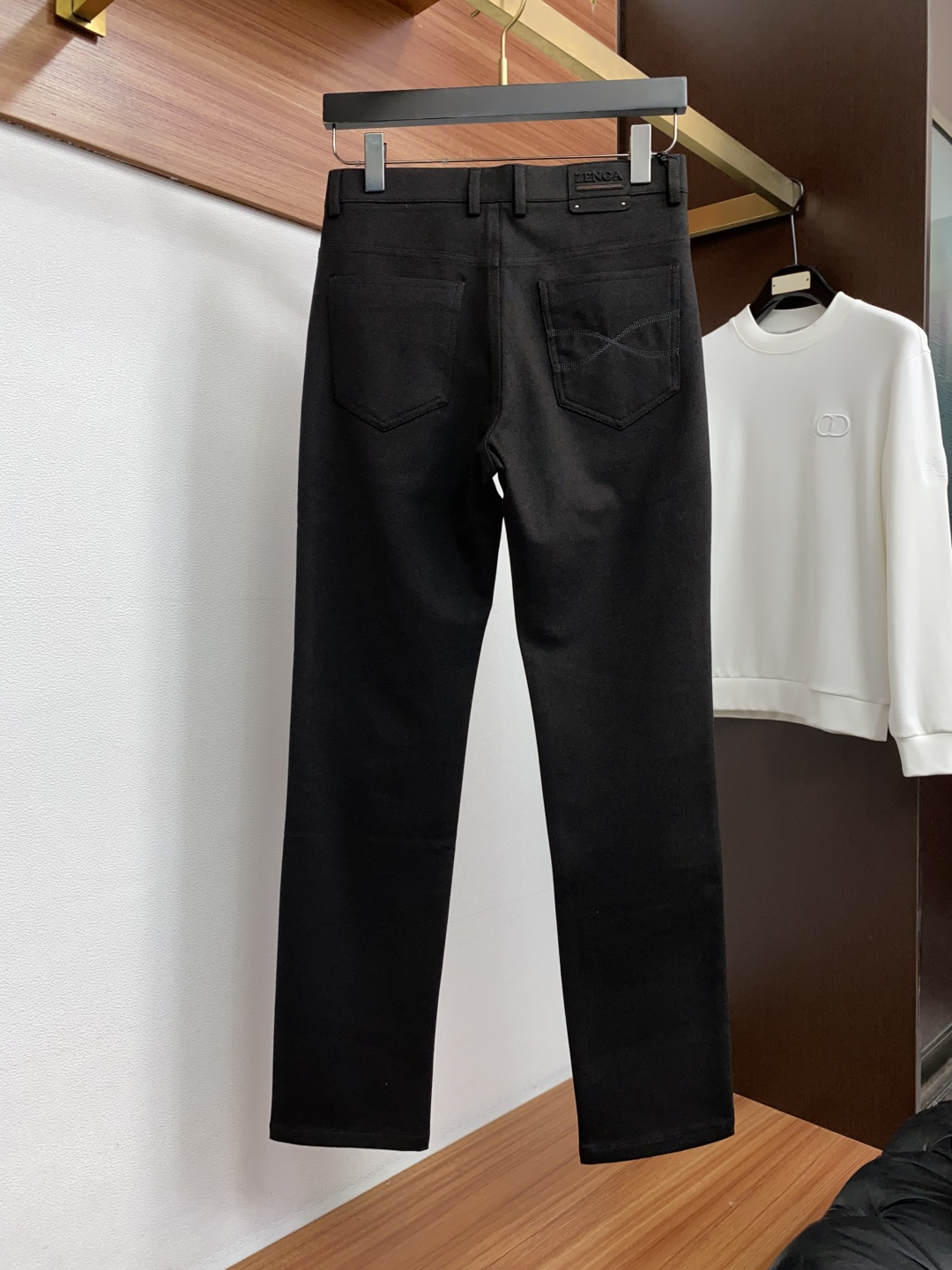 杰尼亚 29-ss 秋冬 新品 意大利风格男装品牌，皮牌logo标识 。 品牌主打男士休闲裤，五袋商务版型 面料偏柔软，