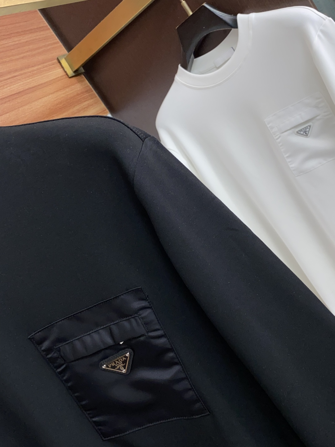 普拉达 M-3xL2026新款男士高端简约拉绒长袖打底衫莫代尔丝光拉绒面料 香港洋行渠道货,纯正血统品质,春夏新款,经典 普拉达 M-3xL2026新款男士高端简约拉绒长袖打底衫莫代尔丝光拉绒面料 香港洋行渠道货,纯正血统品质,春夏新款,经典