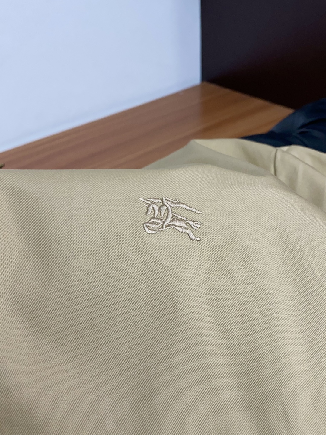 巴宝莉 码数S-xL 重磅推荐!2026秋冬新品 官网同步发售 简约翻领夹克外套 进口原版高品质聚酯纤维面料,工艺垂度和 巴宝莉 码数S-xL 重磅推荐!2026秋冬新品 官网同步发售 简约翻领夹克外套 进口原版高品质聚酯纤维面料,工艺垂度和