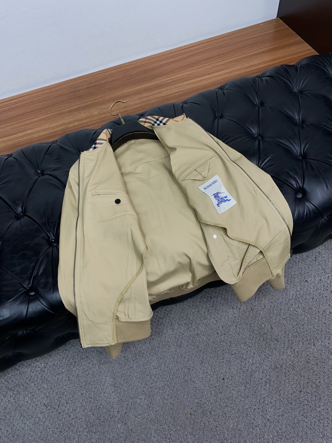 巴宝莉 码数S-xL 重磅推荐!2026秋冬新品 官网同步发售 简约翻领夹克外套 进口原版高品质聚酯纤维面料,工艺垂度和 巴宝莉 码数S-xL 重磅推荐!2026秋冬新品 官网同步发售 简约翻领夹克外套 进口原版高品质聚酯纤维面料,工艺垂度和