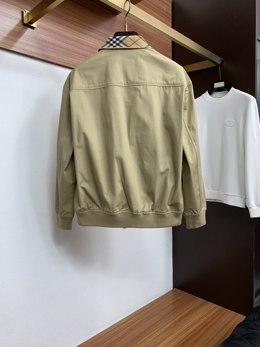 巴宝莉 码数S-xL 重磅推荐!2026秋冬新品 官网同步发售 简约翻领夹克外套 进口原版高品质聚酯纤维面料,工艺垂度和 巴宝莉 码数S-xL 重磅推荐!2026秋冬新品 官网同步发售 简约翻领夹克外套 进口原版高品质聚酯纤维面料,工艺垂度和