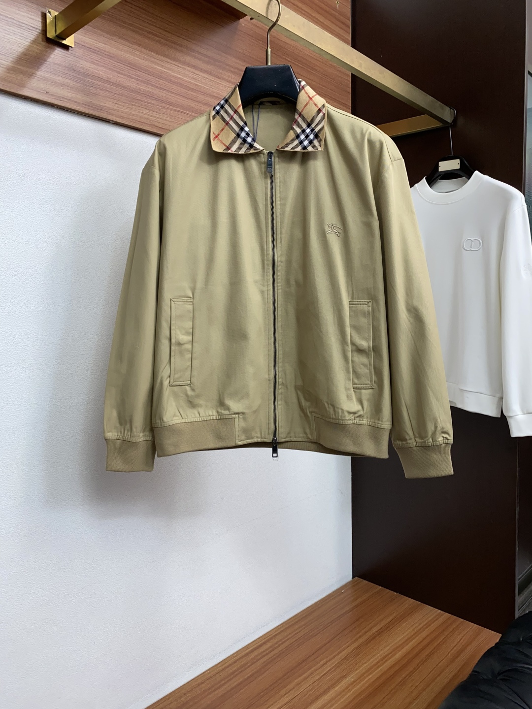巴宝莉 码数S-xL 重磅推荐！2026秋冬新品 官网同步发售 简约翻领夹克外套 进口原版高品质聚酯纤维面料，工艺垂度和