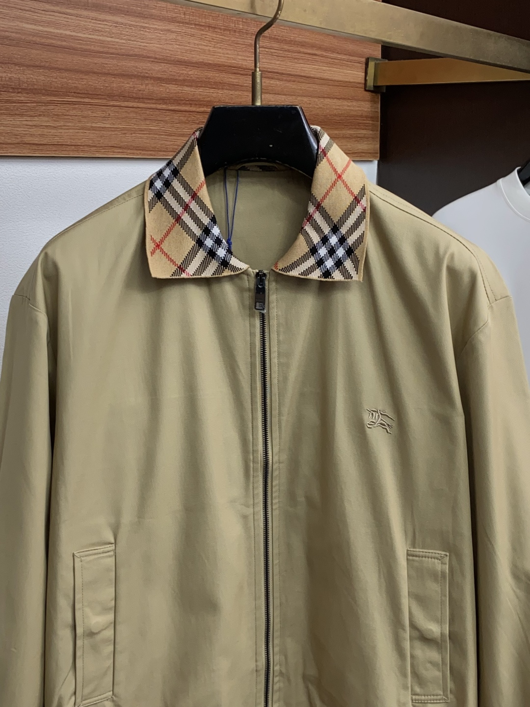 巴宝莉 码数S-xL 重磅推荐!2026秋冬新品 官网同步发售 简约翻领夹克外套 进口原版高品质聚酯纤维面料,工艺垂度和 巴宝莉 码数S-xL 重磅推荐!2026秋冬新品 官网同步发售 简约翻领夹克外套 进口原版高品质聚酯纤维面料,工艺垂度和
