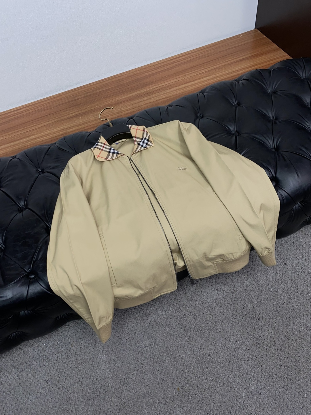 巴宝莉 码数S-xL 重磅推荐!2026秋冬新品 官网同步发售 简约翻领夹克外套 进口原版高品质聚酯纤维面料,工艺垂度和 巴宝莉 码数S-xL 重磅推荐!2026秋冬新品 官网同步发售 简约翻领夹克外套 进口原版高品质聚酯纤维面料,工艺垂度和