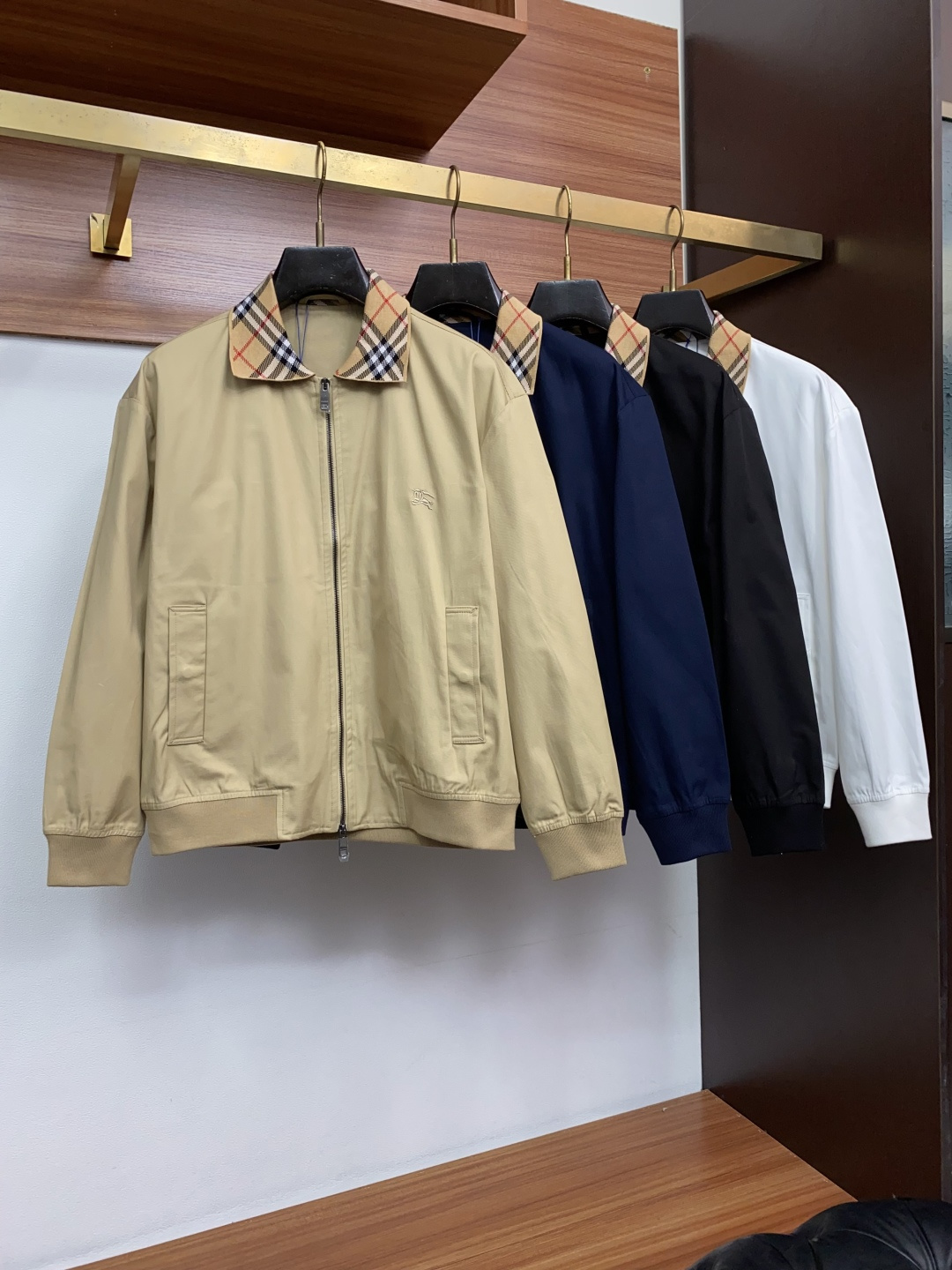 巴宝莉 码数S-xL 重磅推荐!2026秋冬新品 官网同步发售 简约翻领夹克外套 进口原版高品质聚酯纤维面料,工艺垂度和 巴宝莉 码数S-xL 重磅推荐!2026秋冬新品 官网同步发售 简约翻领夹克外套 进口原版高品质聚酯纤维面料,工艺垂度和