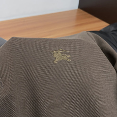 巴宝莉 2026秋冬新品 BURBERRY战马刺绣桑蚕丝双面珠地长袖Polo 甄选高定桑蚕丝混纺双面珠地面料,将桑蚕丝的 巴宝莉 2026秋冬新品 BURBERRY战马刺绣桑蚕丝双面珠地长袖Polo 甄选高定桑蚕丝混纺双面珠地面料,将桑蚕丝的