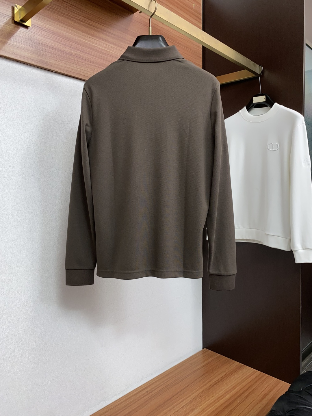 巴宝莉 2026秋冬新品 BURBERRY战马刺绣桑蚕丝双面珠地长袖Polo 甄选高定桑蚕丝混纺双面珠地面料,将桑蚕丝的 巴宝莉 2026秋冬新品 BURBERRY战马刺绣桑蚕丝双面珠地长袖Polo 甄选高定桑蚕丝混纺双面珠地面料,将桑蚕丝的