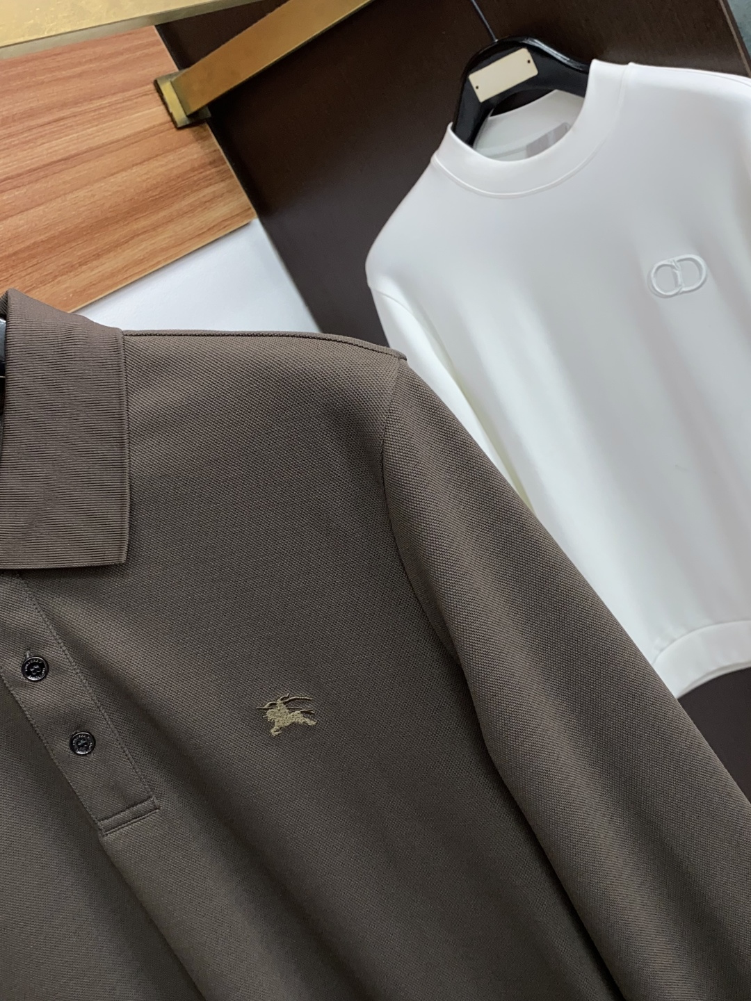 巴宝莉 2026秋冬新品 BURBERRY战马刺绣桑蚕丝双面珠地长袖Polo 甄选高定桑蚕丝混纺双面珠地面料,将桑蚕丝的 巴宝莉 2026秋冬新品 BURBERRY战马刺绣桑蚕丝双面珠地长袖Polo 甄选高定桑蚕丝混纺双面珠地面料,将桑蚕丝的