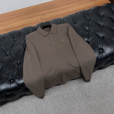 巴宝莉 2026秋冬新品 BURBERRY战马刺绣桑蚕丝双面珠地长袖Polo 甄选高定桑蚕丝混纺双面珠地面料,将桑蚕丝的 巴宝莉 2026秋冬新品 BURBERRY战马刺绣桑蚕丝双面珠地长袖Polo 甄选高定桑蚕丝混纺双面珠地面料,将桑蚕丝的
