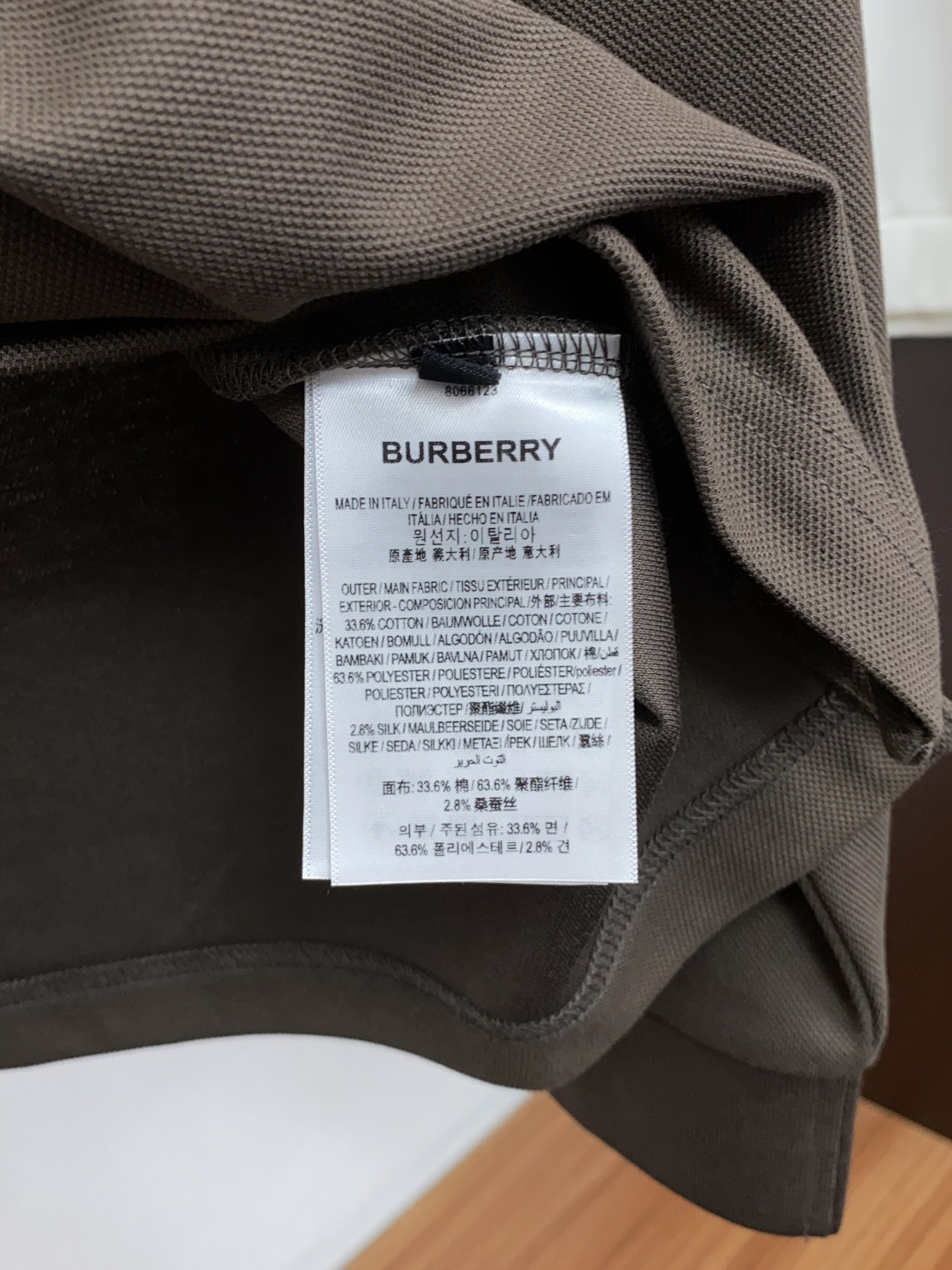 巴宝莉 2026秋冬新品 BURBERRY战马刺绣桑蚕丝双面珠地长袖Polo 甄选高定桑蚕丝混纺双面珠地面料,将桑蚕丝的 巴宝莉 2026秋冬新品 BURBERRY战马刺绣桑蚕丝双面珠地长袖Polo 甄选高定桑蚕丝混纺双面珠地面料,将桑蚕丝的