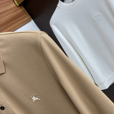 巴宝莉 2026秋冬新品 BURBERRY战马刺绣桑蚕丝双面珠地长袖Polo 甄选高定桑蚕丝混纺双面珠地面料,将桑蚕丝的 巴宝莉 2026秋冬新品 BURBERRY战马刺绣桑蚕丝双面珠地长袖Polo 甄选高定桑蚕丝混纺双面珠地面料,将桑蚕丝的