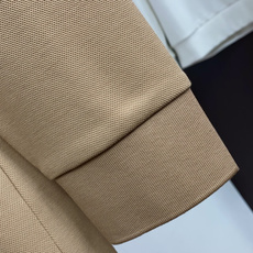 巴宝莉 2026秋冬新品 BURBERRY战马刺绣桑蚕丝双面珠地长袖Polo 甄选高定桑蚕丝混纺双面珠地面料,将桑蚕丝的 巴宝莉 2026秋冬新品 BURBERRY战马刺绣桑蚕丝双面珠地长袖Polo 甄选高定桑蚕丝混纺双面珠地面料,将桑蚕丝的