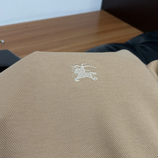 巴宝莉 2026秋冬新品 BURBERRY战马刺绣桑蚕丝双面珠地长袖Polo 甄选高定桑蚕丝混纺双面珠地面料,将桑蚕丝的 巴宝莉 2026秋冬新品 BURBERRY战马刺绣桑蚕丝双面珠地长袖Polo 甄选高定桑蚕丝混纺双面珠地面料,将桑蚕丝的