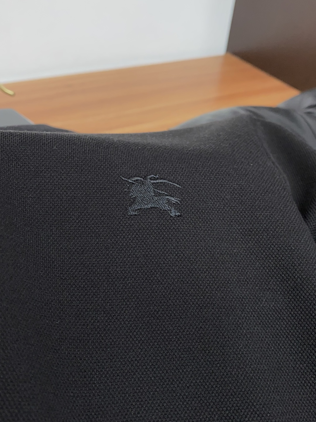 巴宝莉 2026秋冬新品 BURBERRY战马刺绣桑蚕丝双面珠地长袖Polo 甄选高定桑蚕丝混纺双面珠地面料,将桑蚕丝的 巴宝莉 2026秋冬新品 BURBERRY战马刺绣桑蚕丝双面珠地长袖Polo 甄选高定桑蚕丝混纺双面珠地面料,将桑蚕丝的