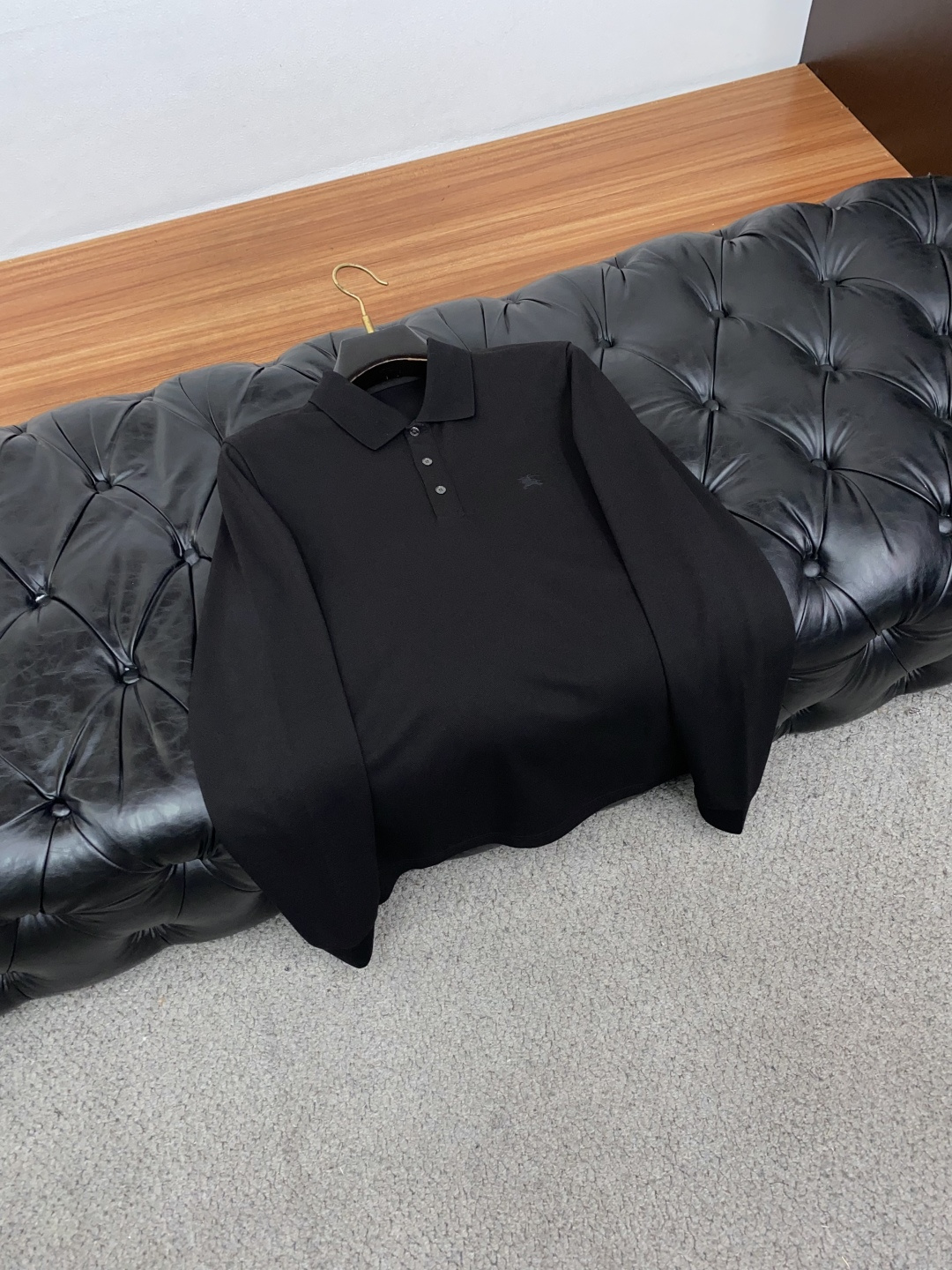 巴宝莉 2026秋冬新品 BURBERRY战马刺绣桑蚕丝双面珠地长袖Polo 甄选高定桑蚕丝混纺双面珠地面料,将桑蚕丝的 巴宝莉 2026秋冬新品 BURBERRY战马刺绣桑蚕丝双面珠地长袖Polo 甄选高定桑蚕丝混纺双面珠地面料,将桑蚕丝的