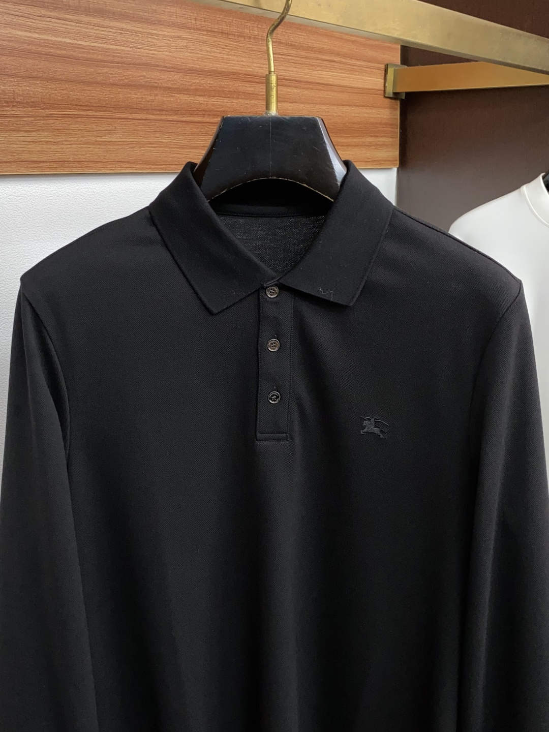 巴宝莉 2026秋冬新品 BURBERRY战马刺绣桑蚕丝双面珠地长袖Polo 甄选高定桑蚕丝混纺双面珠地面料,将桑蚕丝的 巴宝莉 2026秋冬新品 BURBERRY战马刺绣桑蚕丝双面珠地长袖Polo 甄选高定桑蚕丝混纺双面珠地面料,将桑蚕丝的