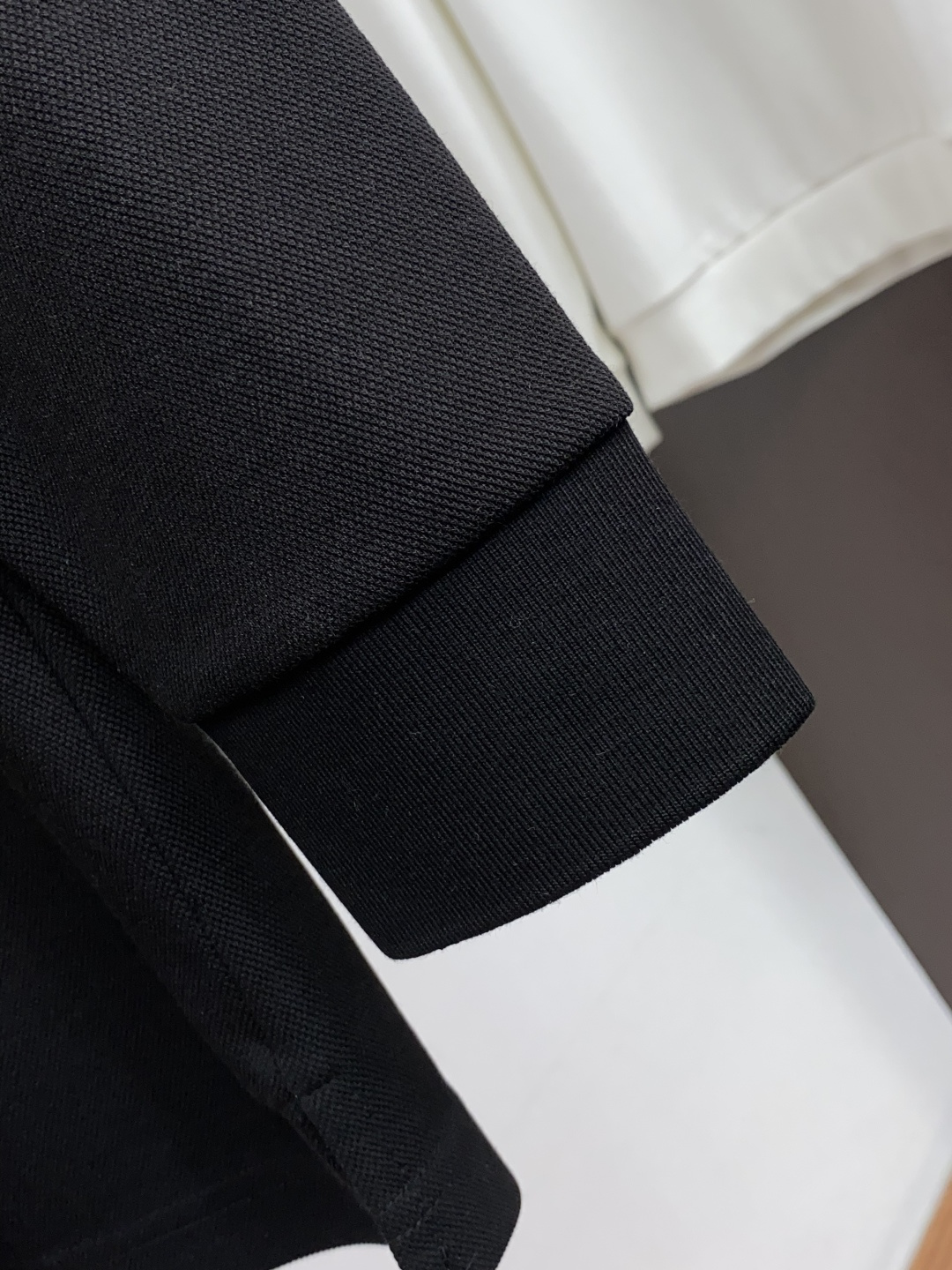 巴宝莉 2026秋冬新品 BURBERRY战马刺绣桑蚕丝双面珠地长袖Polo 甄选高定桑蚕丝混纺双面珠地面料,将桑蚕丝的 巴宝莉 2026秋冬新品 BURBERRY战马刺绣桑蚕丝双面珠地长袖Polo 甄选高定桑蚕丝混纺双面珠地面料,将桑蚕丝的