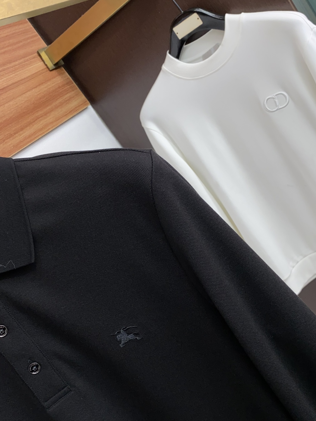 巴宝莉 2026秋冬新品 BURBERRY战马刺绣桑蚕丝双面珠地长袖Polo 甄选高定桑蚕丝混纺双面珠地面料,将桑蚕丝的 巴宝莉 2026秋冬新品 BURBERRY战马刺绣桑蚕丝双面珠地长袖Polo 甄选高定桑蚕丝混纺双面珠地面料,将桑蚕丝的